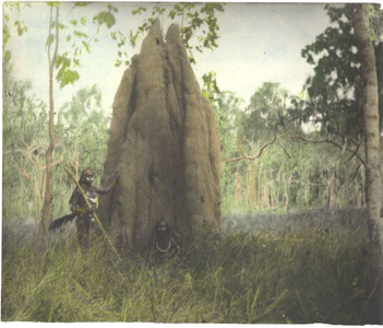 229012 Twee mannen van de Marind-anim poseren bij een termietenheuvel